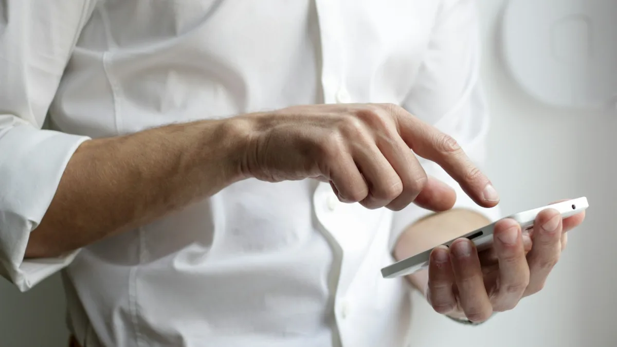 Telefon odložený vedle pracovního stolu